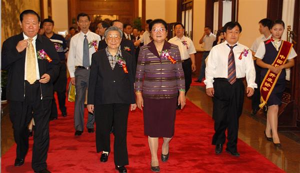 全國政協(xié)副主席錢正英（左一）、十五屆中央委員顧秀蓮（左三）、國務(wù)院扶貧主任，政協(xié)常委胡富國（左一）、北方汽車專修學(xué)校曹振峰董事長(zhǎng)（右一）在人民大會(huì)堂共同出席北方學(xué)校七千萬扶貧工程