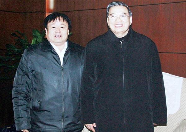全國工商聯(lián)主席黃孟復(fù)（右一）親切會(huì)見曹振峰董事長(zhǎng)