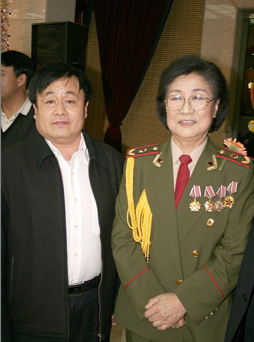 全國一級(jí)演員，政協(xié)委員馬玉濤（右一）與曹振峰同志合影